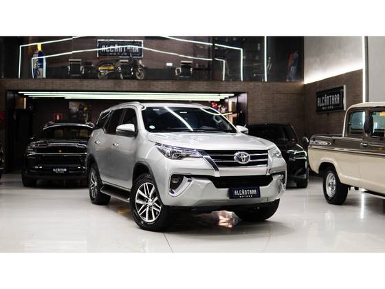 TOYOTA HILUX SW4 2.8 SRX 4X4 7 LUGARES 16V TURBO INTERCOOLER DIESEL 4P AUTOMÁTICO TOYOTA HILUX SW4 2.8 SRX 4X4 7 LUGARES 16V TURBO INTERCOOLER DIESEL 4P AUTOMÁTICO